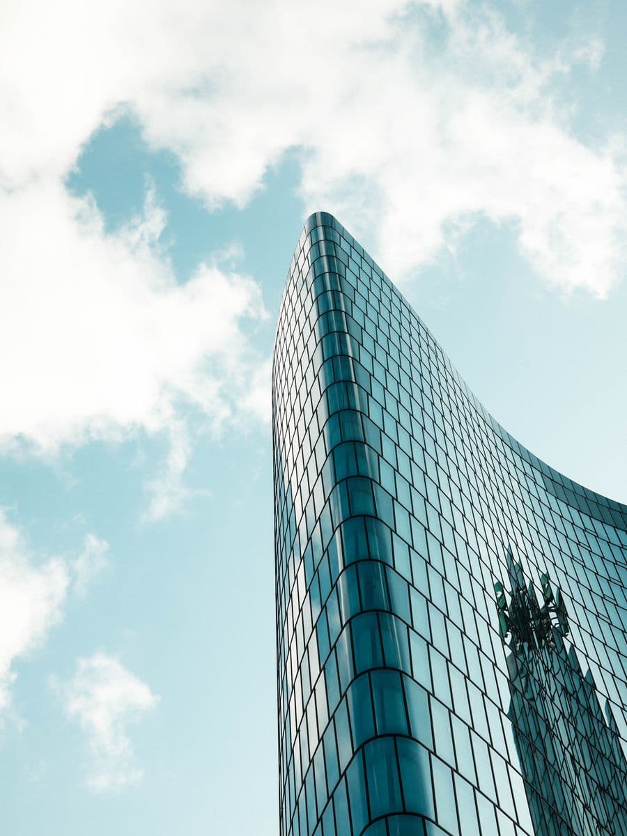 Geschwungene Alu-Glas-Hülle, Headquarter, Linz