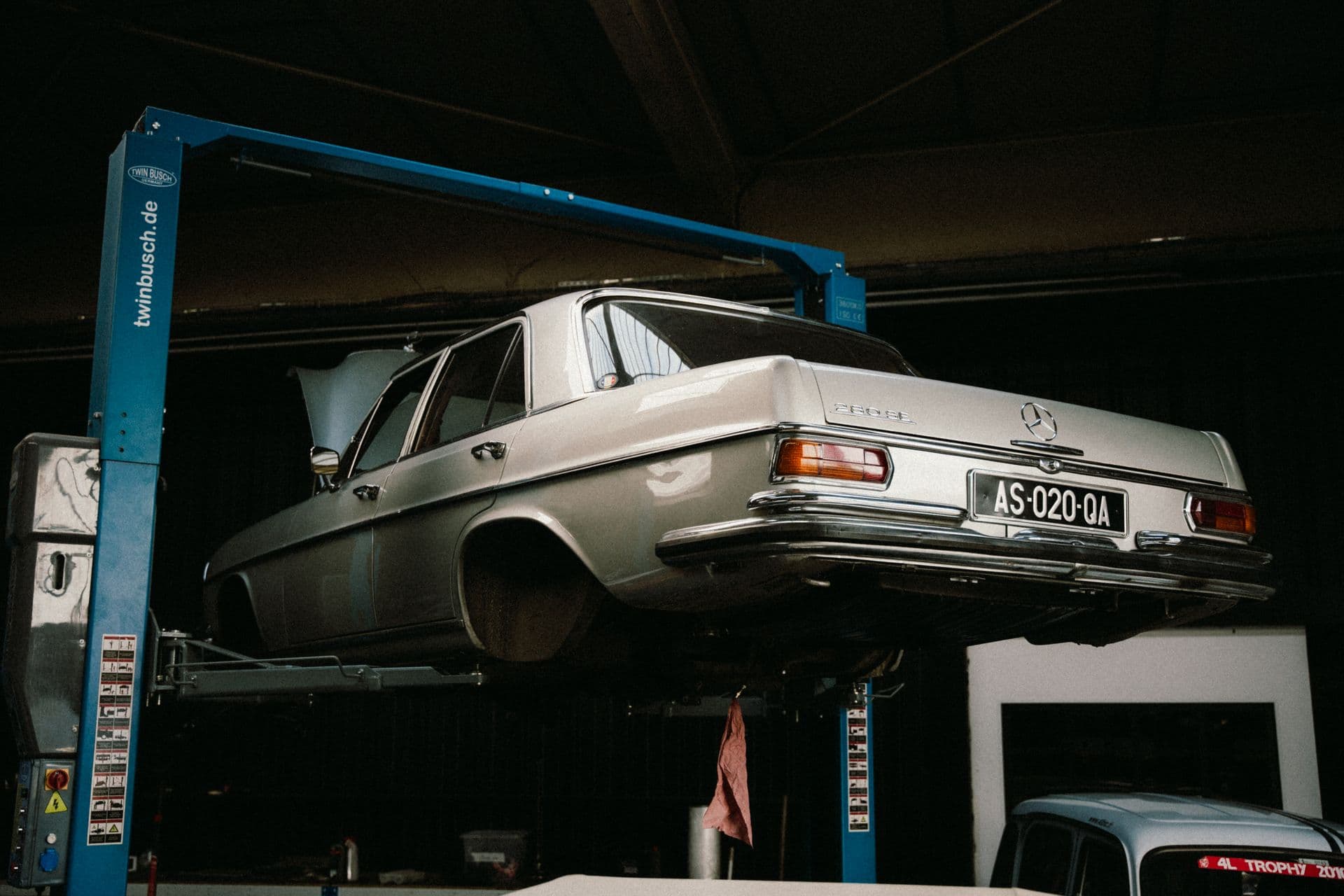 Oldtimer-Mercedes auf der Hebebühne