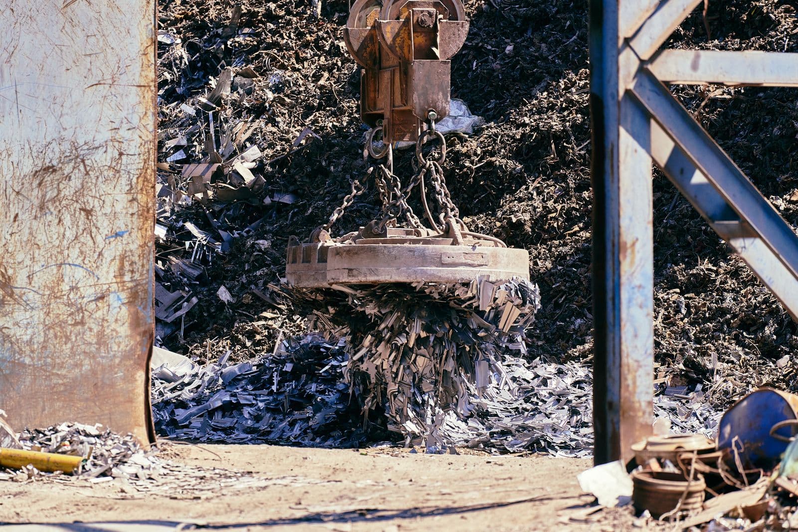 Magnetkran lädt Metallschrott am Wertstoffhof