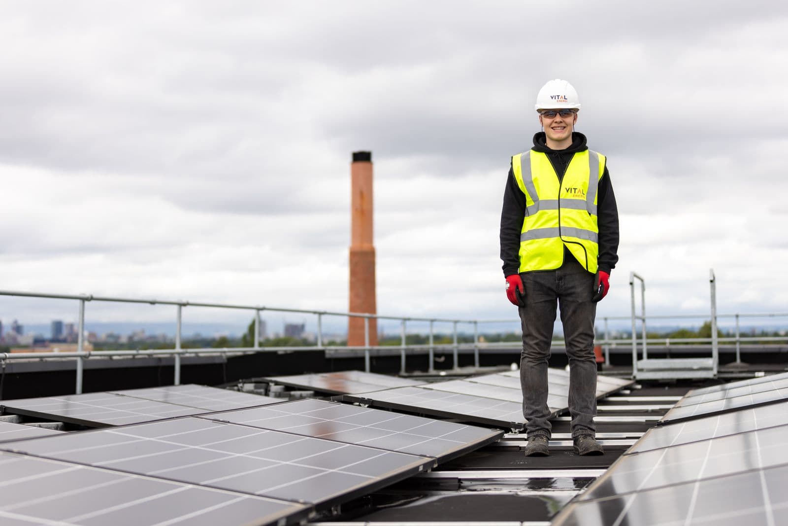 Techniker auf einer Photovoltaik-Anlage